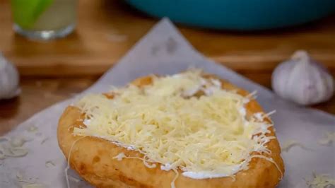 Lángos tojással, félbevágva a lávaszerű sárgájával