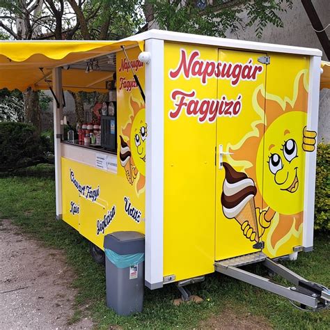 Dekoratív fagylaltkelyhek és desszertek a Napsugár Fagyizó pultjában