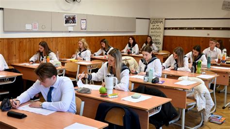 Diákok tanulás közben a kollégiumban