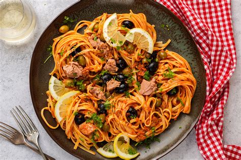 Tonhalas tészta tálalva