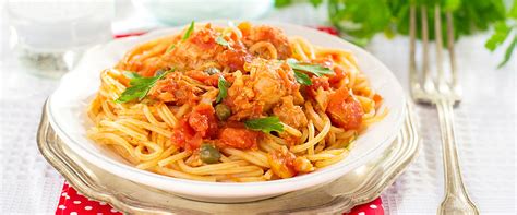 paradicsomos tonhalas spagetti keverése