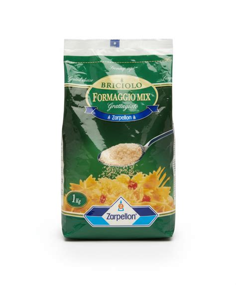 reszelt parmezán a tésztán