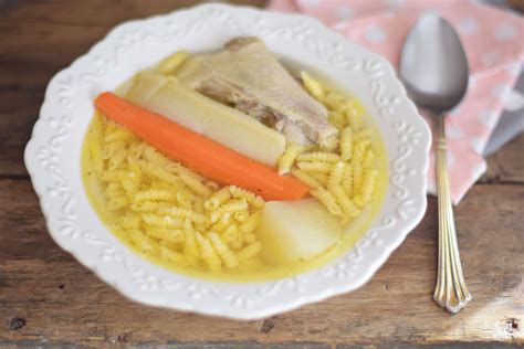 tálalt tyúkhúsleves