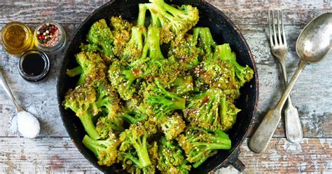 Brokkoli és egyéb zöldségek egy edényben főzés közben