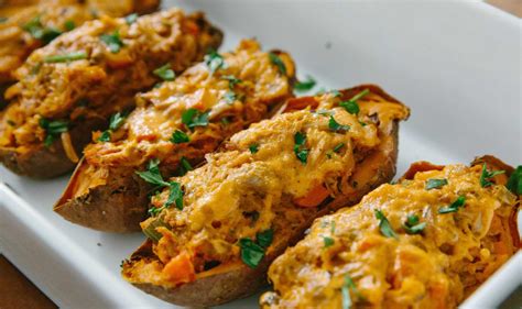 Töltött édesburgonya csirkemell és gomba töltelékkel, sajttal a tetején