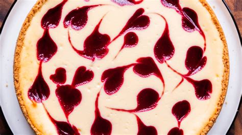 Dekorált no-bake sajttorta friss málnával