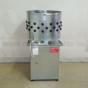 Csirkekopasztó gép működés közben