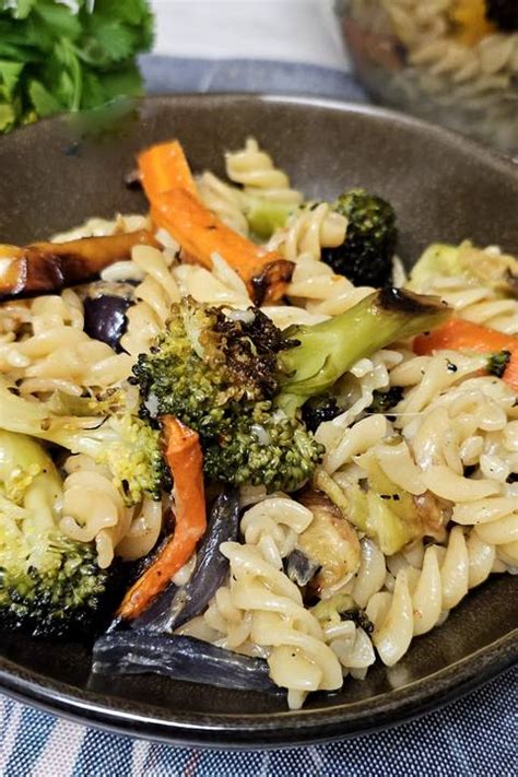 különböző zöldségekkel gazdagított tészták