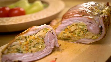Krumplipüré és csemege uborka egy adag töltött dagadó szelet mellett