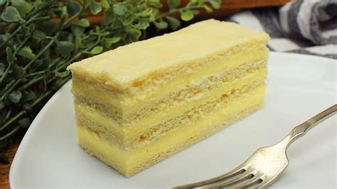 Citromos szelet (Lemon Bar) rombusz alakú sütemény porcukorral