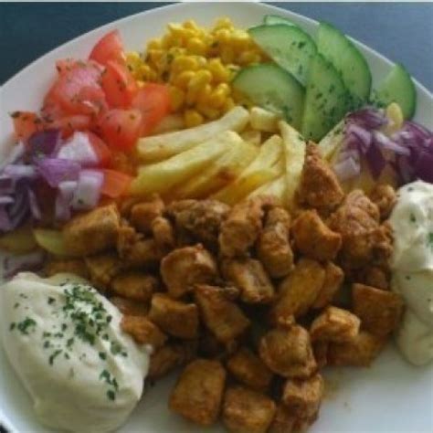 gyros tál fűszeres hússal és zöldségekkel