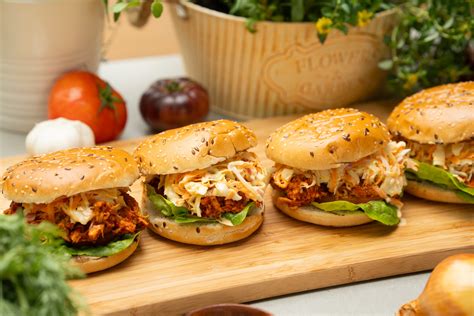 Exkluzív Thai csirkés burger különleges szószokkal és friss zöldségekkel