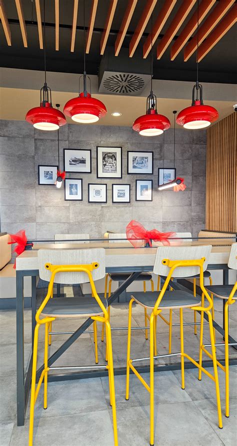 Che Che Burger étterem modern belső tere és terasza