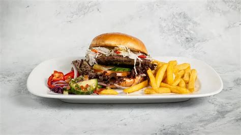 Szaftos kézműves hamburger tálalva, házi sült burgonyával