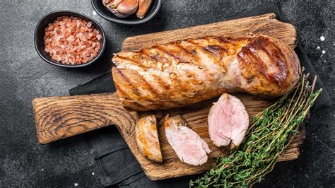 Sertéshús lassú füstölése grillel