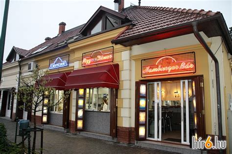 Hamburger Bár Gyula épülete és a vendégek