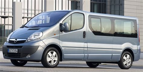 Opel Vivaro kanyarban