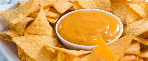 házi sajtszósz egy tálban nachos-szal
