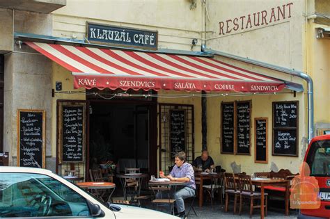 Klauzál Café bejárata és cégtáblája