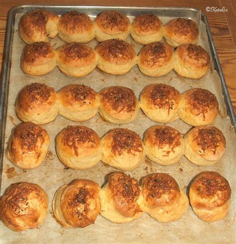 kiszaggatott pogácsák tepsiben sütés előtt