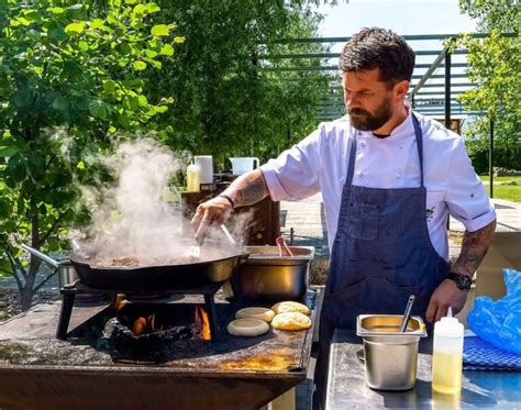 Németh Tamás séf grillezés közben