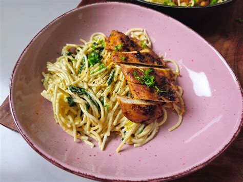 csirkemell és spagetti összekeverve egy serpenyőben