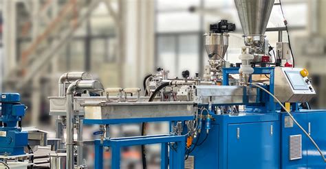 Extruder gép extrudált kukorica előállítása közben
