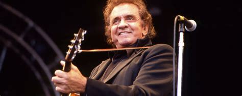 Johnny Cash a színpadon gitárral