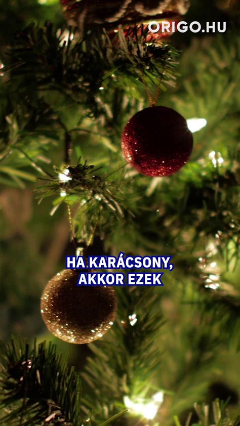 Pezsgőspohár és palack ünnepi asztalon