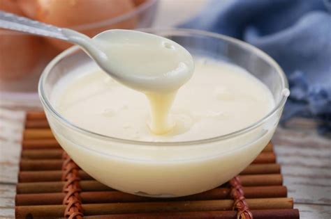 kókuszreszelék és sűrített tej keverése