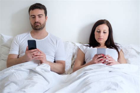 Egy szülő, aki türelmesen próbál etetni egy fogzó babát