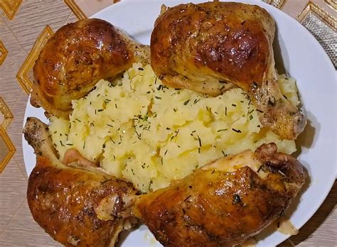 Ropogós sült csirkecomb tálalva