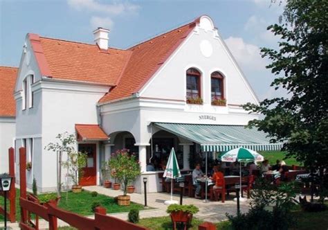 Nyerges étterem külső, piros muskátlival