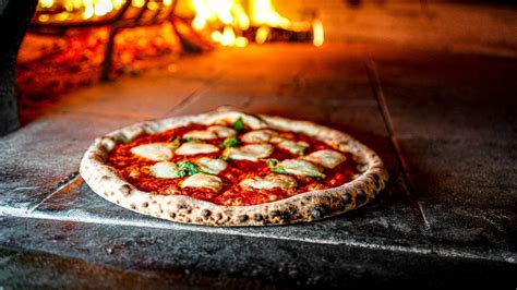 Különböző pizzatöltetekkel készült pizzák