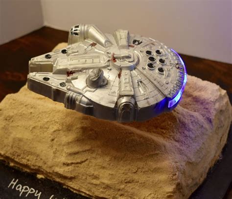 Millennium Falcon torta elkészítésének fázisai
