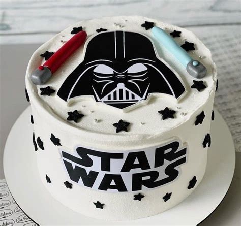 Star Wars torta díszítése csillagokkal és bolygókkal