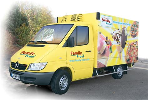 egy jellegzetes sárga Family Frost autó egy kertvárosi utcában
