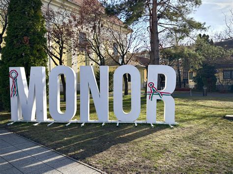 Az AMI Süti, Monor bejárata