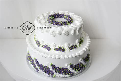 Díszített emeletes torta születésnapra
