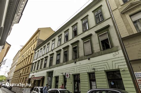 Budapesti utcakép a Paulay Ede utcában