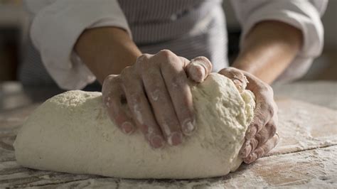 Tészta dagasztása kézzel