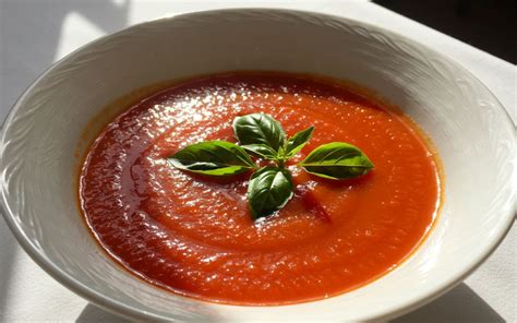 Friss paradicsom és fűszerek a pizzaszószhoz