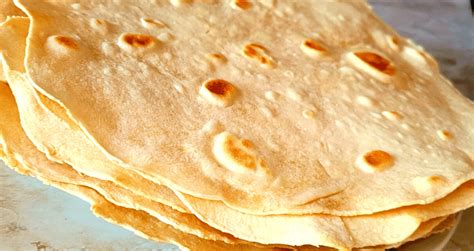 A tradicionális mexikói tortilla készítése, komálon sütve