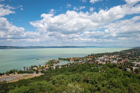 A Balaton déli partjának látképe strandbüfékkel