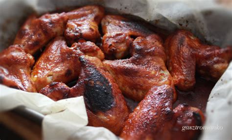 BBQ csirkeszárnyak tálon friss zöldségekkel