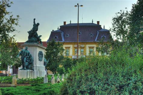 A nyíregyházi belváros hangulata és az ebédidő forgalma