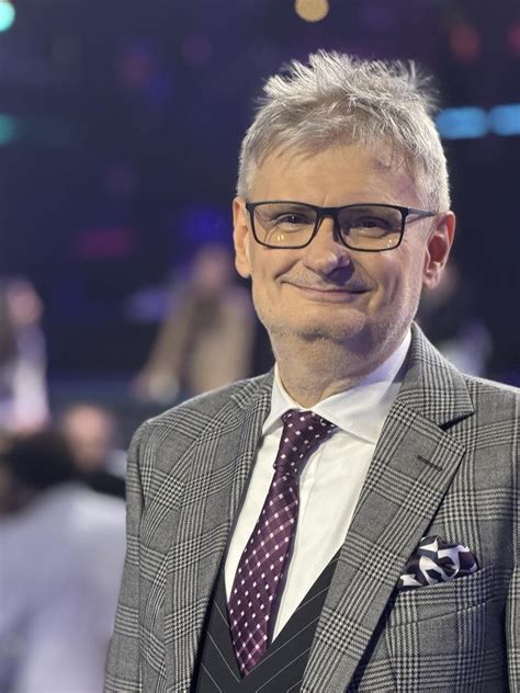 a Roetell modern gyártóüzemének részlete, ahol a mézesüvegek minőségellenőrzése zajlik