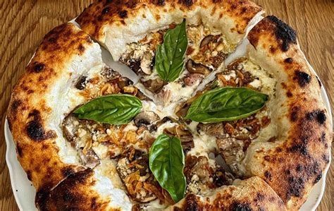 Nápolyi pizza sütés kemencében