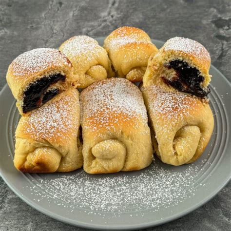 Hagyományos szilvalekváros bukta porcukorral