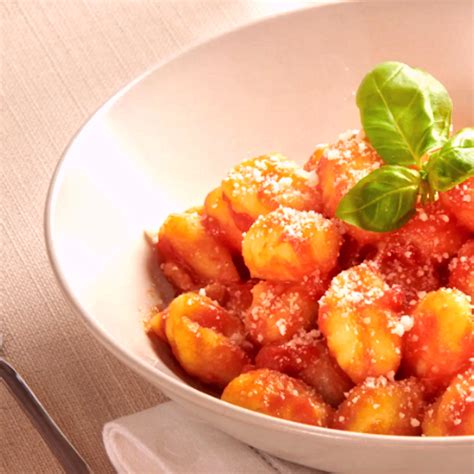 tálalt gnocchi paradicsomszósszal